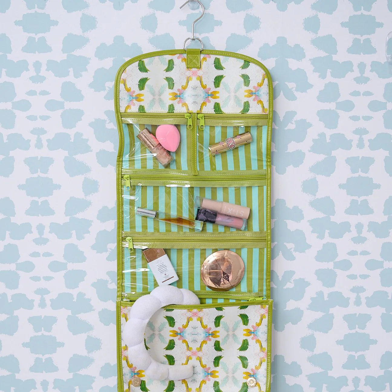 Dogwood Hanging Travel Case